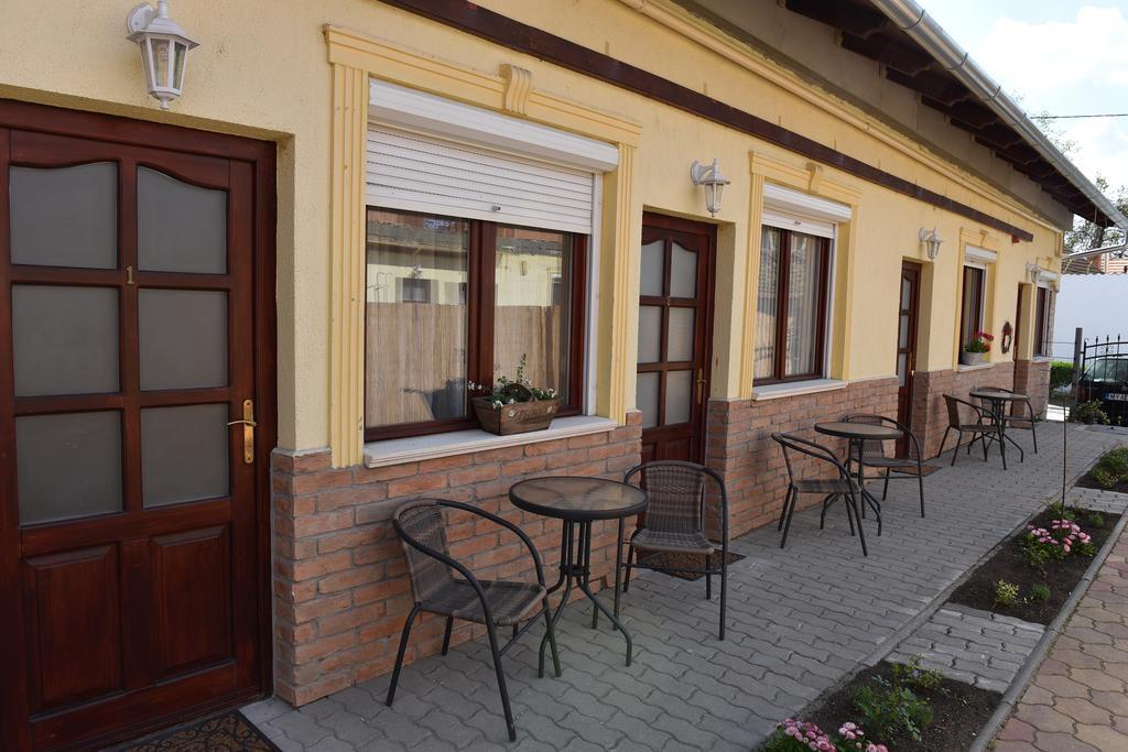 Guest House Romantika Panzio Gyula Exterior foto
